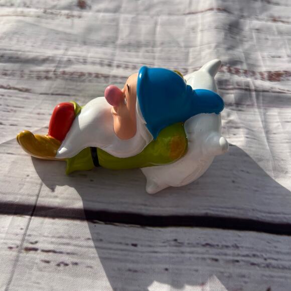 Disney Sleepy Dwarf Snow White 4" Vinyl Figure Pre-Loved - Picture 4 of 6